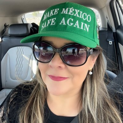 dejoselapiz's tweet photo. ¿Cómo ven? ésta vieja puta imitando al corrupto @realDonaldTrump 
Les digo, en el PRIAN hay de sobra...putas como ésta https://t.co/RDap4yzGkO