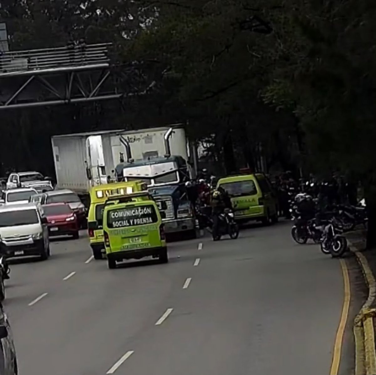 #AHORA Presunto motoladrón murió atropellado en el sector de los puentes gemelos del Trébol. Según se informó, el ahora fallecido disparó contra el piloto de…