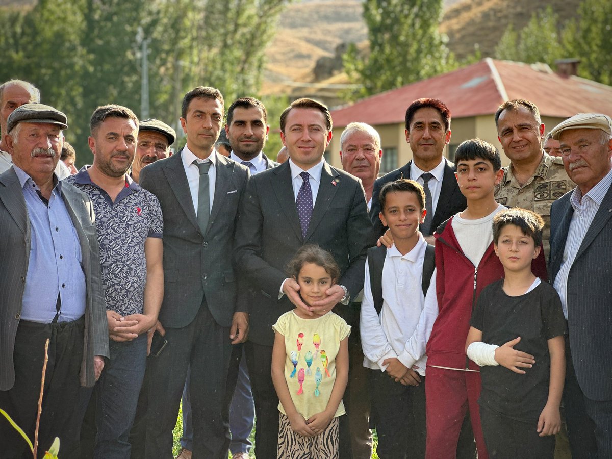 Volkanhulur's tweet photo. 📍Bataklık ve Gürdere Köyleri 

Kurum amirlerimizle beraber vatandaşlarımızın sorunlarını dinlemeye ve çözüm üretmeye devam ediyoruz. 

#yüksekova https://t.co/MysJ0BSO29