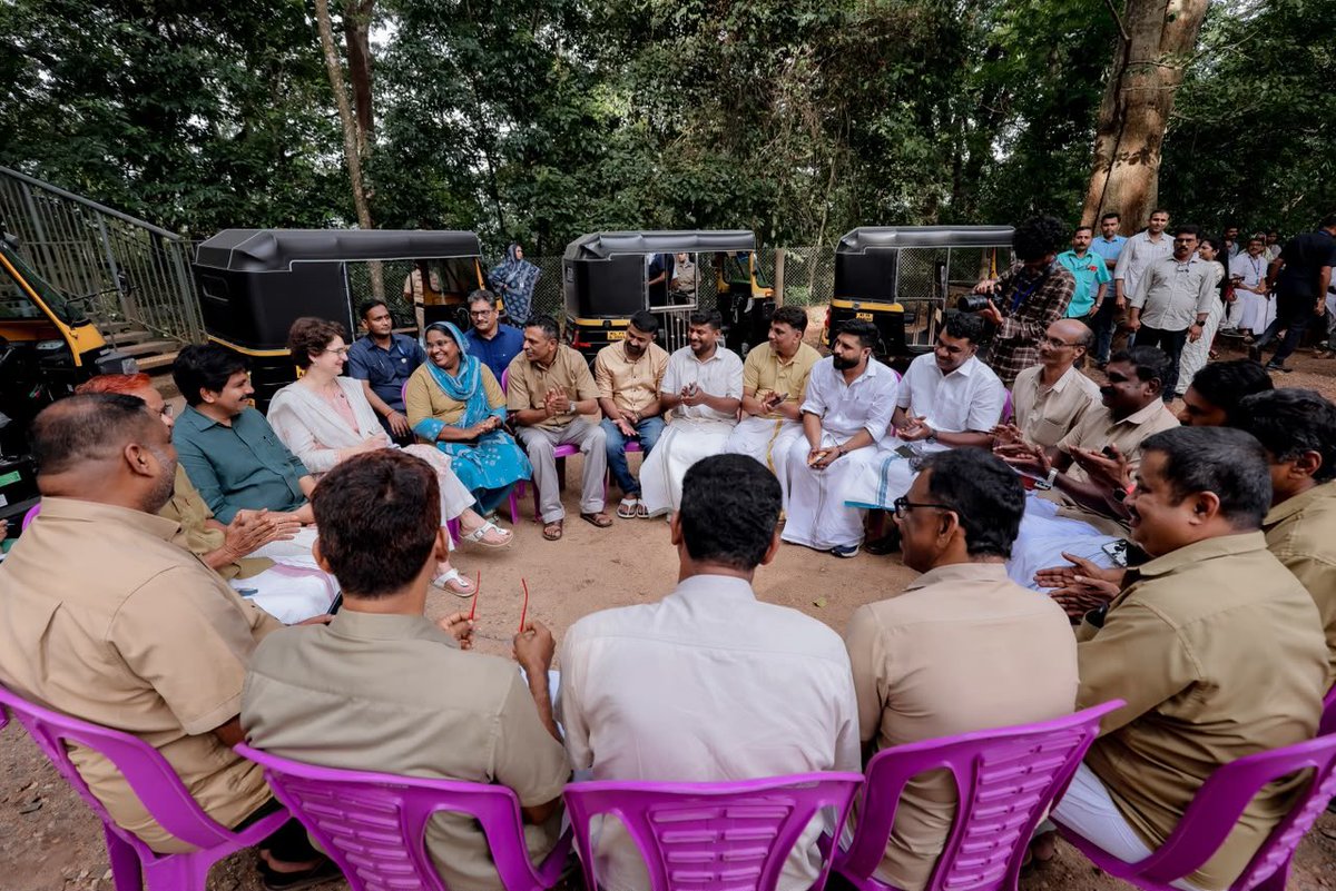Thekerala_Story's tweet photo. No stage. No big speeches. Just listening to the people. ❤️
Priyanka Gandhi Vadra with auto-rickshaw drivers at Nilambur.

📍 Nilambur, Kerala https://t.co/EcRde10JPs