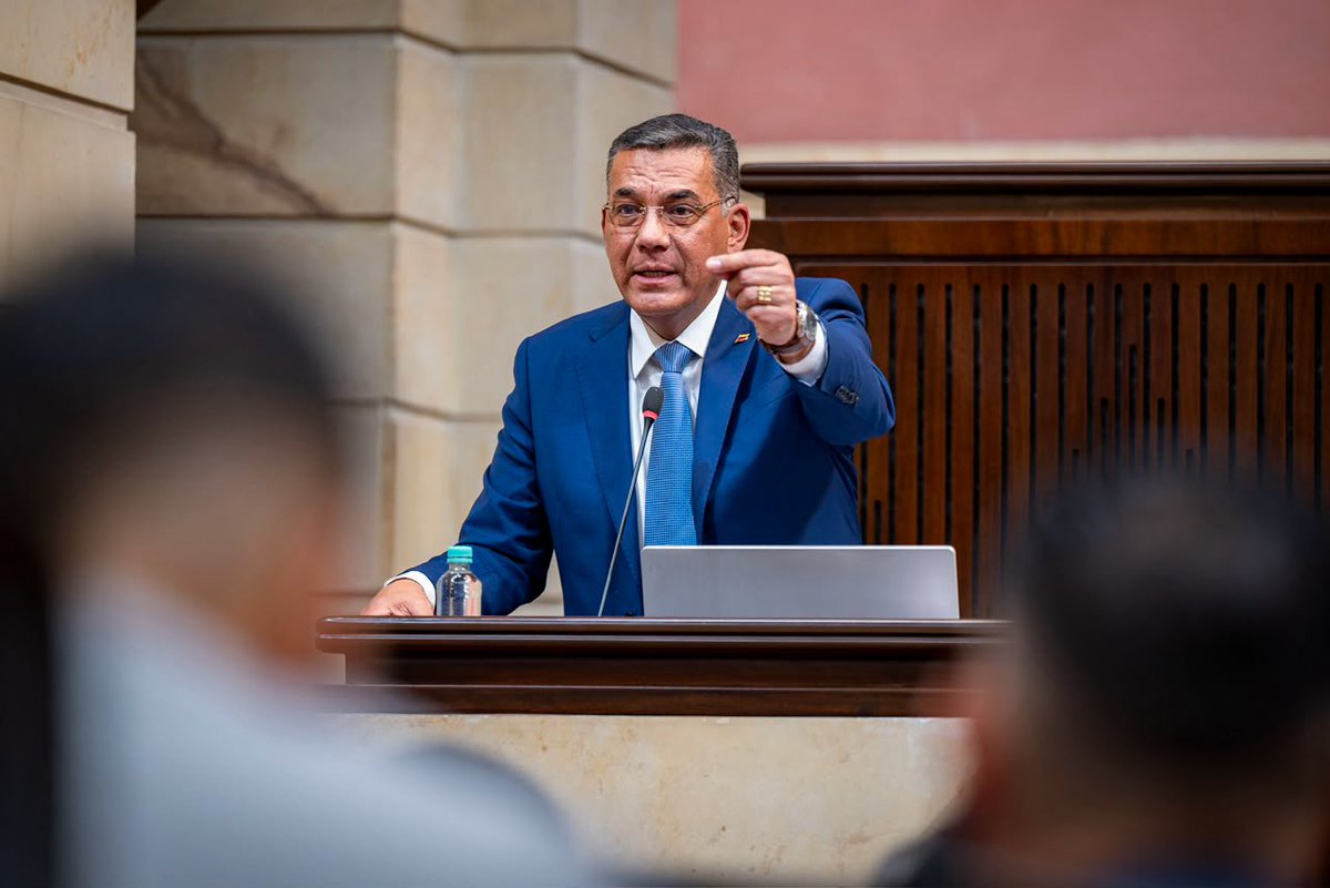 claudiacarrasq's tweet photo. Acompañamos al Señor Ministro @generaljmora en el debate de moción de censura en la Cámara de Representantes. ​Frente a los complejos desafíos del país, desde el @mindefensa seguimos trabajando con rigor técnico y responsabilidad institucional por la seguridad de todos los colombianos. 🇨🇴
​#FirmesPorLaPatria