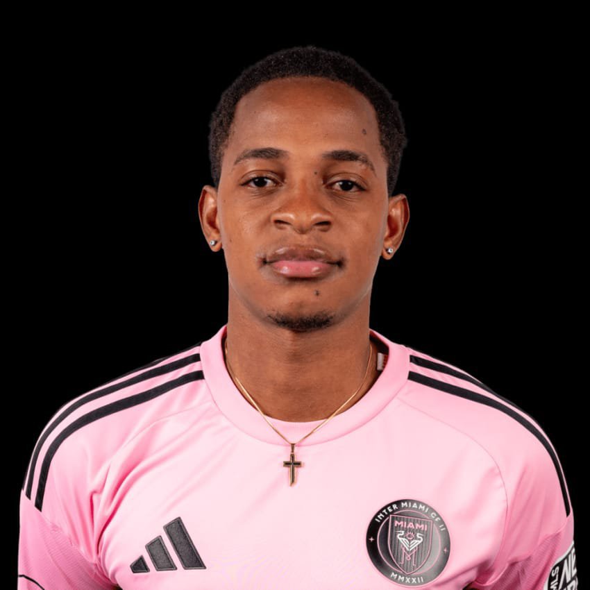 infosexpatht509's tweet photo. 🇭🇹⚽ Le jeune attaquant de 21 ans, Lovends Delinois, a été convoqué par David Badia pour rejoindre en renfort le groupe des Grenadiers engagé en @CNationsLeague. Son club, Inter Miami, a confirmé sa convocation. Selon @Caleb_Jephte, Delinois remplace Josué Casimir dans la liste. https://t.co/9apvVsBQJy