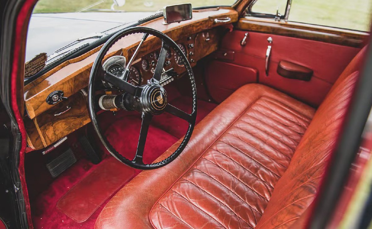 UltimativCars's tweet photo. (Background knowledge)
Like its predecessor the #MarkVII, the #Jaguar #MarkVIII|#MkVIII (1956-59; 6.227 units) was solely available as #Saloon.
But, contrary to the previous model, luckily no attempt is known, by which a coachbuilder used one of these marvelous cars as one-off. https://t.co/vDPX1ZyueP