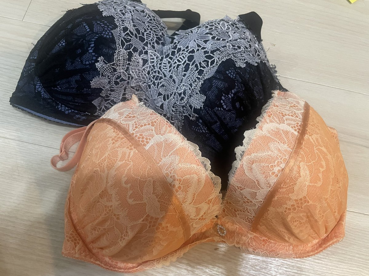LuvKcup's tweet photo. 1配信に1セットがなくなっていく…👙

さすがにちょっと厳しいので、
ルーレットの設定を
直させていただきました🤣

要望があったので、配信衣装も
当たるようにしました💓
3種類用意したので、
ぜひチェックしてくださいね！ https://t.co/Y8alL8H0Qe