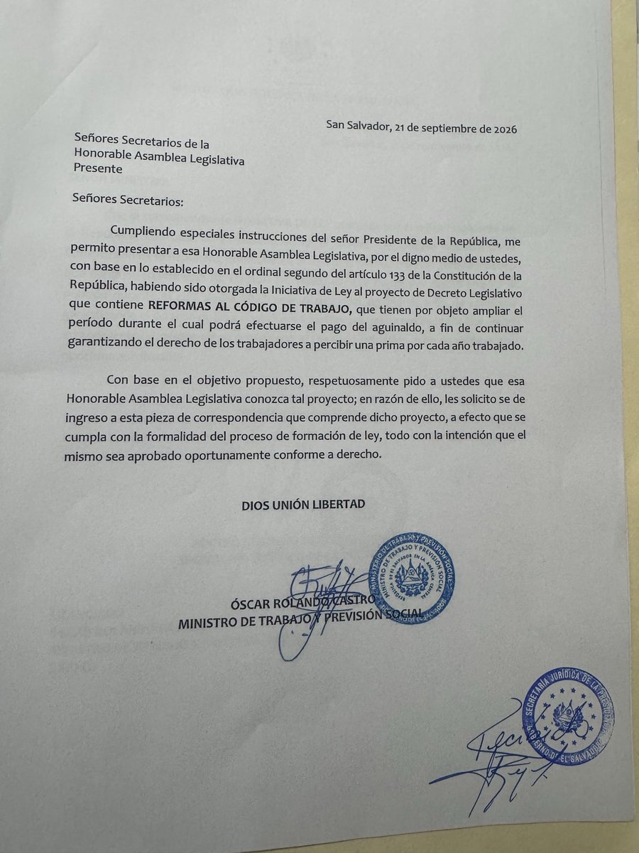 SdeComunicacion's tweet photo. AVANCES QUE BENEFICIAN A LOS TRABAJADORES

Contar con un período más amplio para el pago del aguinaldo significa mayor oportunidad para que las familias trabajadoras puedan planificar sus gastos y compromisos.

El Ministro de Trabajo @RolandoCastroSv informó que el aguinaldo podrá pagarse del 1 de octubre al 20 de diciembre, incluyendo a los sectores público y privado y a las personas pensionadas.