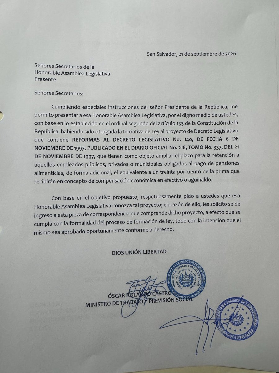 SdeComunicacion's tweet photo. AVANCES QUE BENEFICIAN A LOS TRABAJADORES

Contar con un período más amplio para el pago del aguinaldo significa mayor oportunidad para que las familias trabajadoras puedan planificar sus gastos y compromisos.

El Ministro de Trabajo @RolandoCastroSv informó que el aguinaldo podrá pagarse del 1 de octubre al 20 de diciembre, incluyendo a los sectores público y privado y a las personas pensionadas.