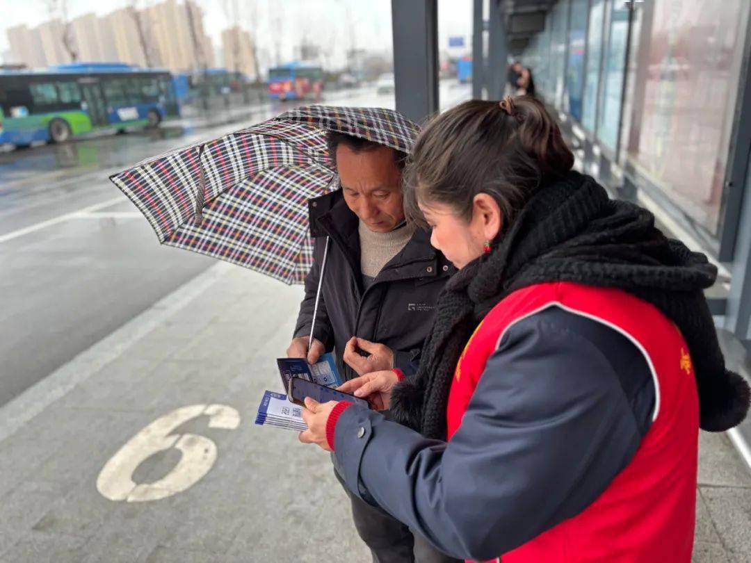 ramliadam14's tweet photo. A stranger noticed I was crying at the bus stop today and handed me a warm tissue without saying a word. Small acts hit the hardest. ， https://t.co/bNJm4bsND3