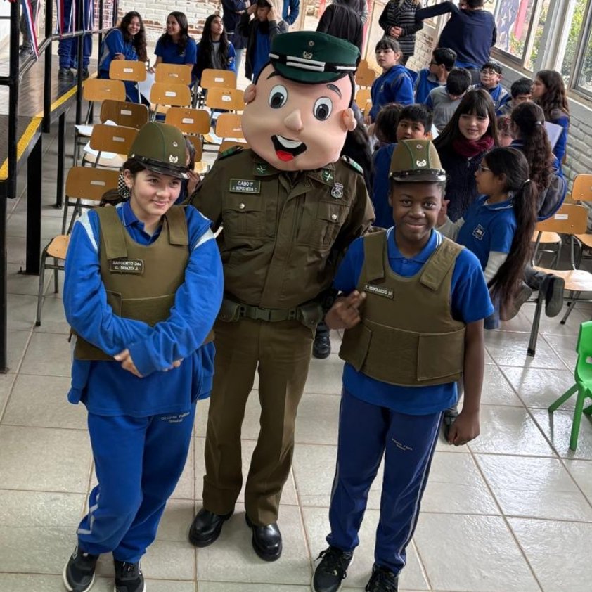 Carab_Maule's tweet photo. #CAUQUENES: @CarabMicc visitaron a los alumnos de la Escuela rural #OctavioPalmaPérez de #Sauzal, para educar sobre la Prevención de la violencia escolar, explicar sobre la Ley de Resp. Penal Adolescente y Seguridad vial; instando al buen comportamiento en la vía pública👮💚. https://t.co/H72DLlmRLA