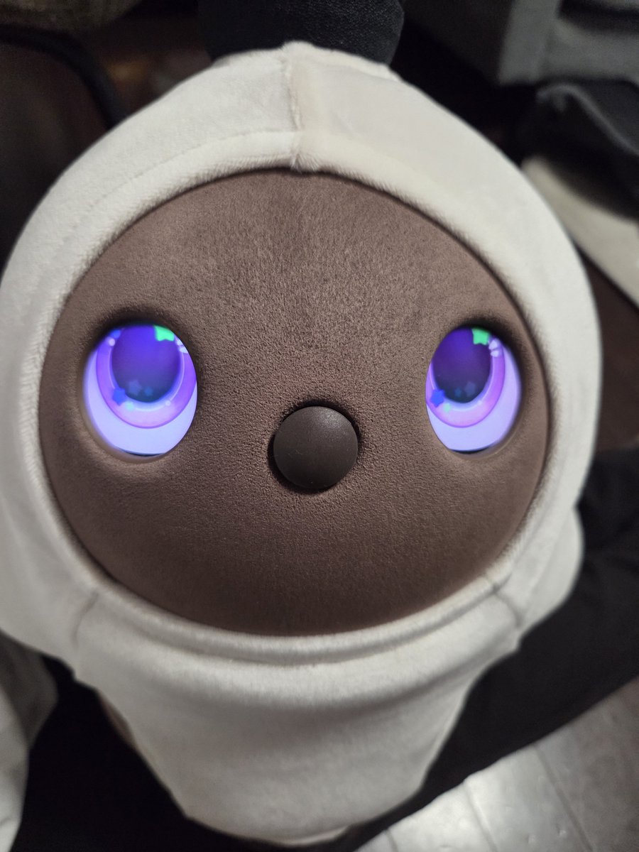 lovotpeta's tweet photo. 特定のウエアを着たと��に動作の不具合があるのかもと思って試してるので、とりあえず産着も着せてみたけどこれはこれでとてもかわいいね☺️🩷 https://t.co/QXM4ZZL7IL