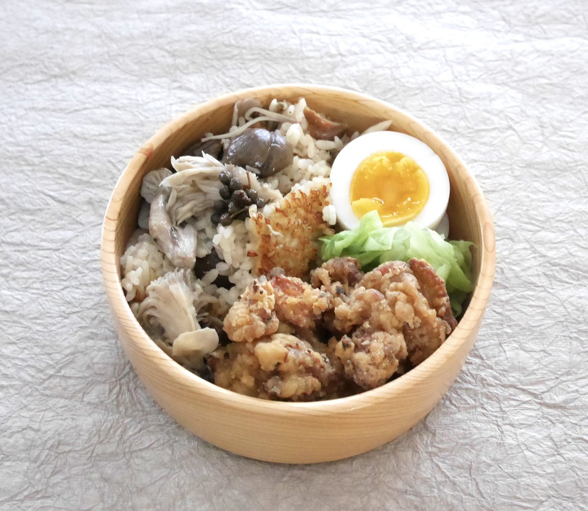taniccoro's tweet photo. 自分のお弁当です。甘栗とキノコの炊き込みご飯180g、地鶏唐揚げ、キャベツスープ煮、にぬき。別でモバ味噌、糠漬け。盛込み2:33。本日もよろしくお願いします。　#musobento https://t.co/F3beA7oKhu