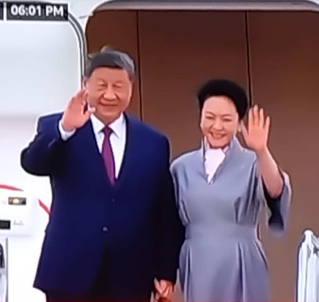 iloveyoulove777's tweet photo. 中国・習近平がアメリカに到着❗️

トランプ夫妻が直々にタラップ下で出迎える歓迎振り❗️

それに比べ、高市早苗は誰もいないのに手を振る始末❗️ https://t.co/K8B0tZ7mKL
