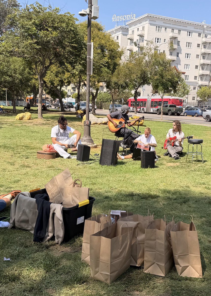 PopCrave's tweet photo. Justin Bieber was at MacArthur Park to hand out supplies to homeless people. https://t.co/86wzRdNqO1