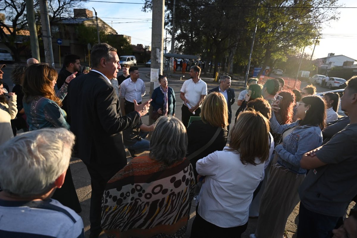 miguelsiciliano's tweet photo. RENOVACIÓN DE LOS ESPACIOS VERDES DE BARRIO POETA LUGONES

Recorrimos la obra que estamos llevando adelante en el espacio verde ubicado en el centro de la avenida Garat, desde el CPC de Monseñor hasta la Iglesia Santa María de la Paz. 

Son más de cinco cuadras en las que estamos construyendo senderos, colocando juegos infantiles y nurvo mobiliario y luces LED. Además, reemplazamos las baldosas rotas, parquizamos, y ejecutamos rampas para mejorar la accesibilidad a personas con movilidad reducida.

Una intervención enorme en la zona noroeste de la ciudad, realizada en conjunto entre la Provincia, la Muni y EPEC, que viene a poner en valor un lugar que es un punto de encuentro y de esparcimiento de los vecinos de la zona. Seguimos trabajando para mejorar la calidad de vida de los cordobeses.

#HacerParaCrecer #Córdoba #PoetaLugones