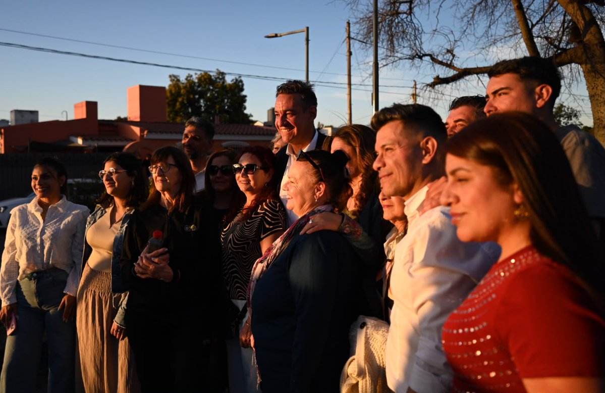 miguelsiciliano's tweet photo. RENOVACIÓN DE LOS ESPACIOS VERDES DE BARRIO POETA LUGONES

Recorrimos la obra que estamos llevando adelante en el espacio verde ubicado en el centro de la avenida Garat, desde el CPC de Monseñor hasta la Iglesia Santa María de la Paz. 

Son más de cinco cuadras en las que estamos construyendo senderos, colocando juegos infantiles y nurvo mobiliario y luces LED. Además, reemplazamos las baldosas rotas, parquizamos, y ejecutamos rampas para mejorar la accesibilidad a personas con movilidad reducida.

Una intervención enorme en la zona noroeste de la ciudad, realizada en conjunto entre la Provincia, la Muni y EPEC, que viene a poner en valor un lugar que es un punto de encuentro y de esparcimiento de los vecinos de la zona. Seguimos trabajando para mejorar la calidad de vida de los cordobeses.

#HacerParaCrecer #Córdoba #PoetaLugones