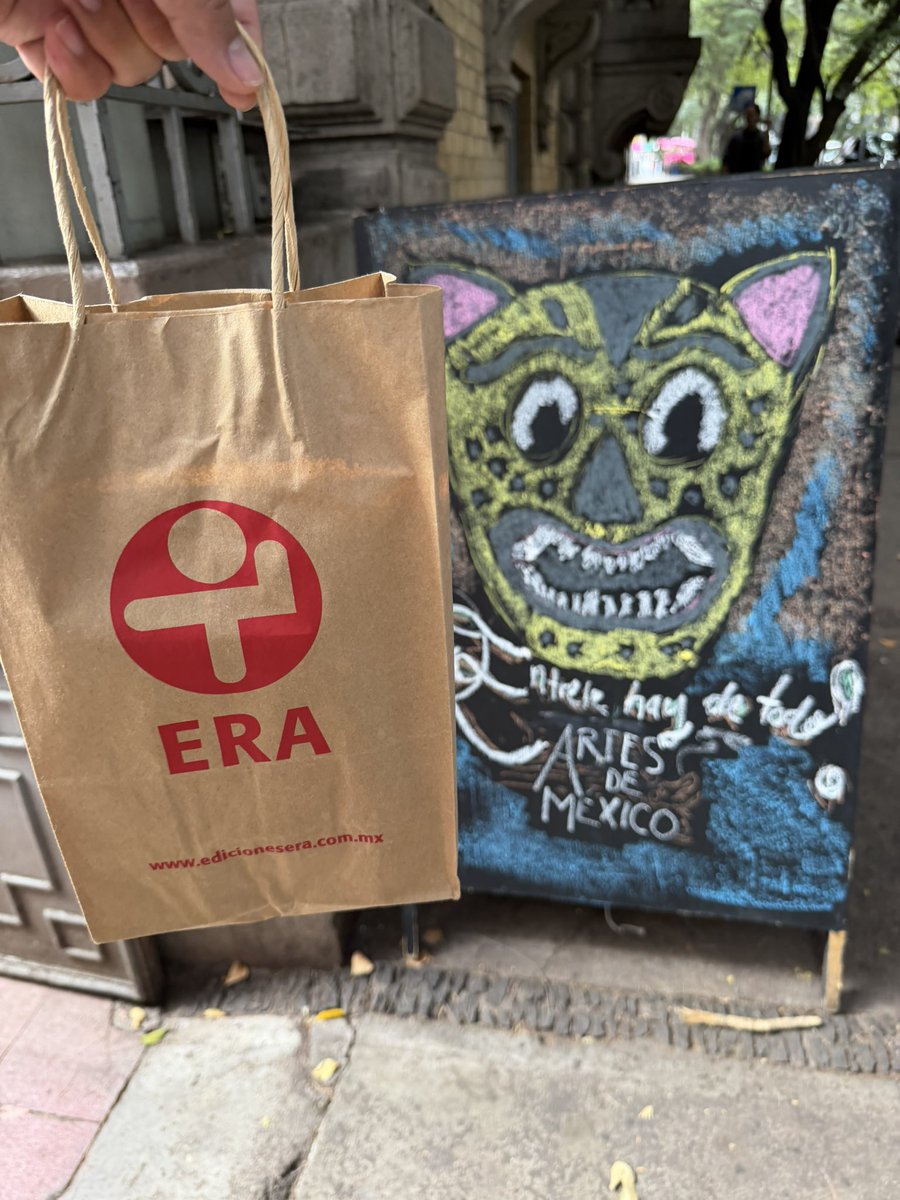 LibretaNegraMx's tweet photo. Gran venta histórica de @edicionesera en las instalaciones de @artesdemexico el 24, 25 y 26 de septiembre. Hay varias class interesantes, ya nos dimos una vuelta ✨ https://t.co/gJm2VLSlr7