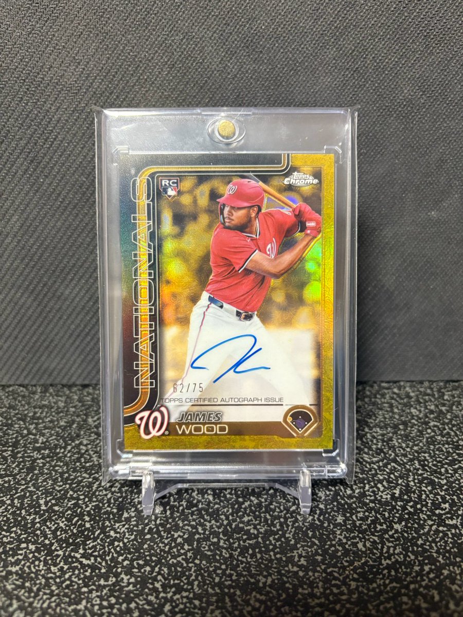 Memosn8g's tweet photo. Washington Nationals

Topps GILDED COLLECTION
JAMES WOOD RC auto /75

Topps GILDED COLLECTION
ジェイムズ・ウッ�� 
RC 直筆サイン 75枚限定

@CardPurchaser https://t.co/35nXFalmX0