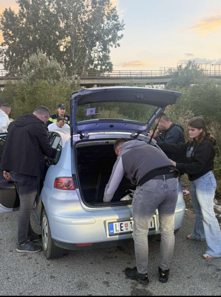 AksaNikolic's tweet photo. Sećate se blokaderke Nikoline cure fine?
E danas je se setila i policija i uhapsila je zbog posedovanja narkotika 🤣

Nikolina ipak nije cura fina, ali to smo znali odavno 🤷🏼‍♀️ https://t.co/7zDm3pW6qZ