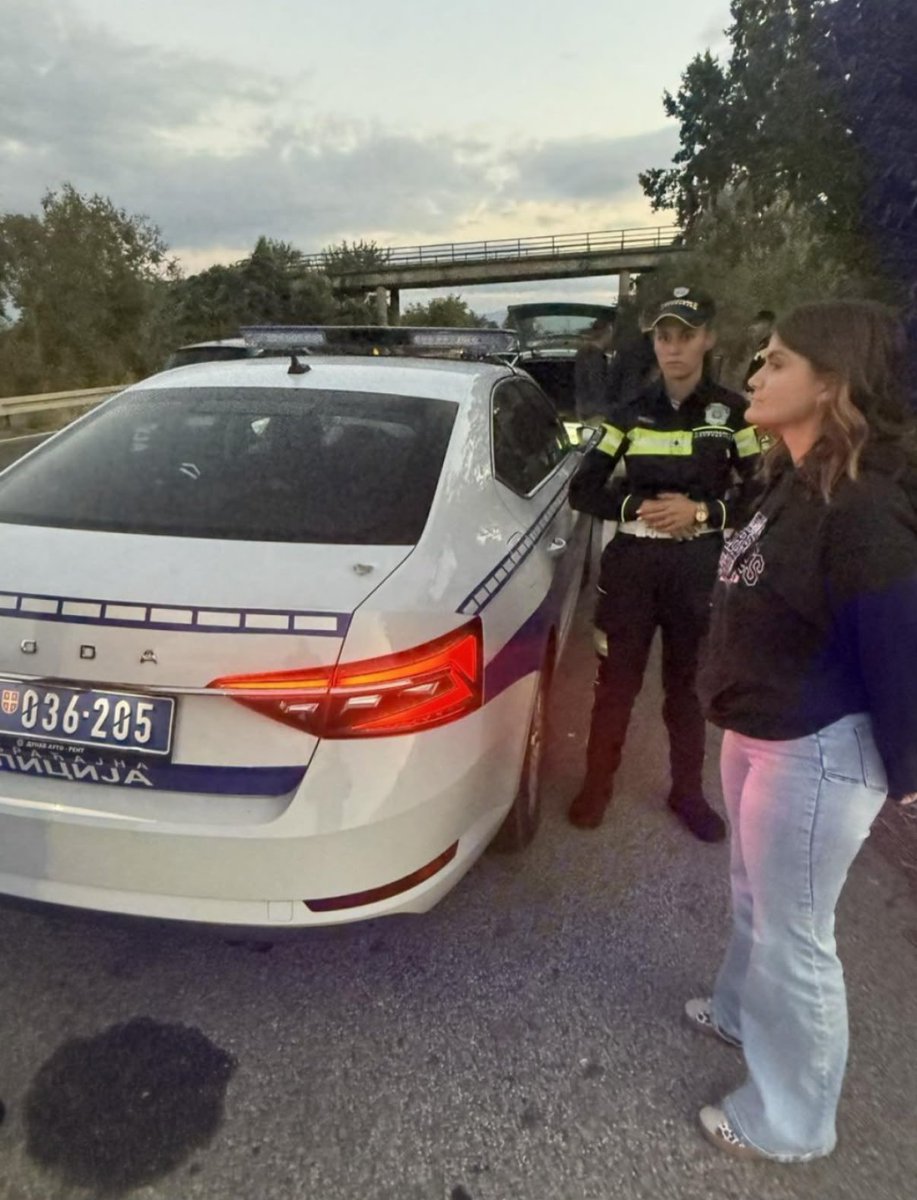 AksaNikolic's tweet photo. Sećate se blokaderke Nikoline cure fine?
E danas je se setila i policija i uhapsila je zbog posedovanja narkotika 🤣

Nikolina ipak nije cura fina, ali to smo znali odavno 🤷🏼‍♀️ https://t.co/7zDm3pW6qZ