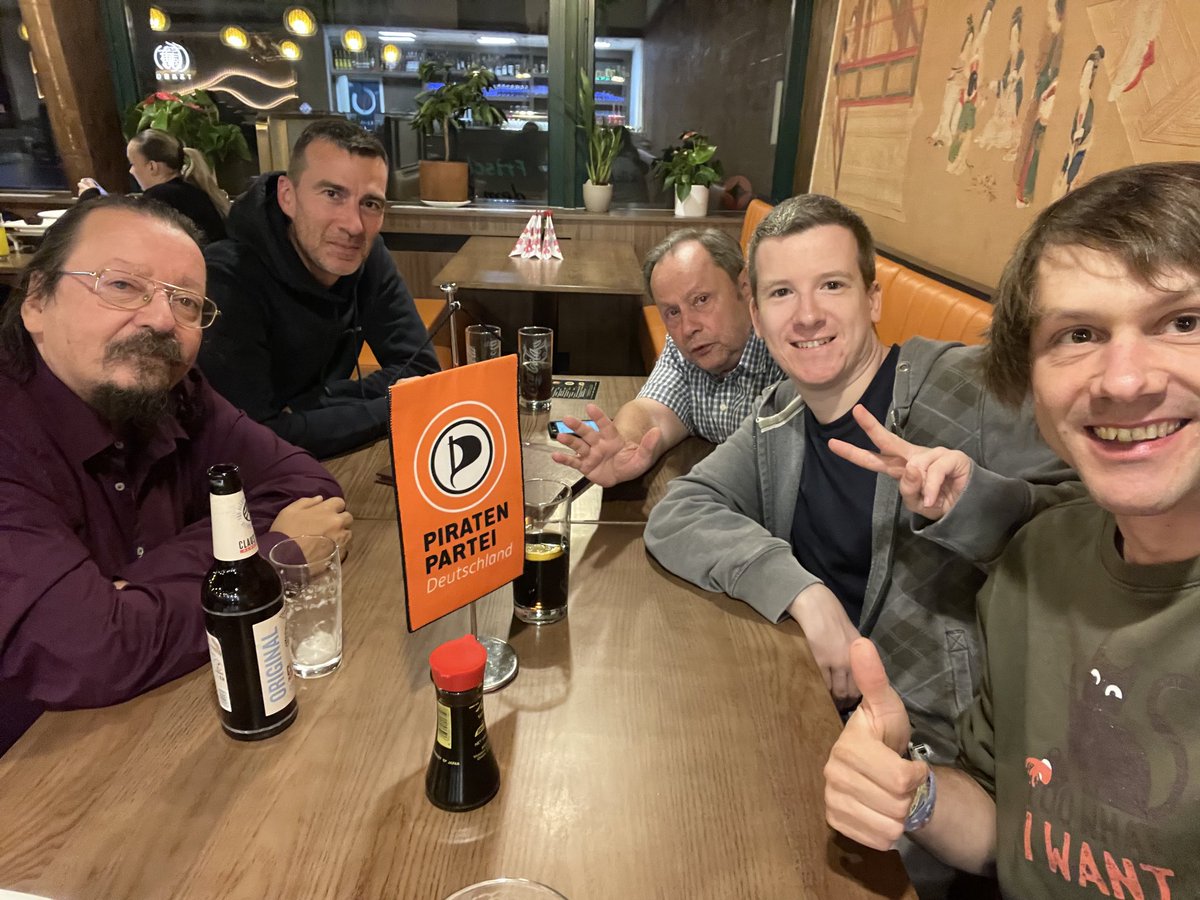 jbrps's tweet photo. Heute zu Besuch bei den @piratenLAU am Stammtisch in Lauf. Themen waren die Landtagswahlen in BE und MV, sowie die anstehenden Parteitage #piraten #lptby261 #bpt261 https://t.co/4Qx54XxrYJ
