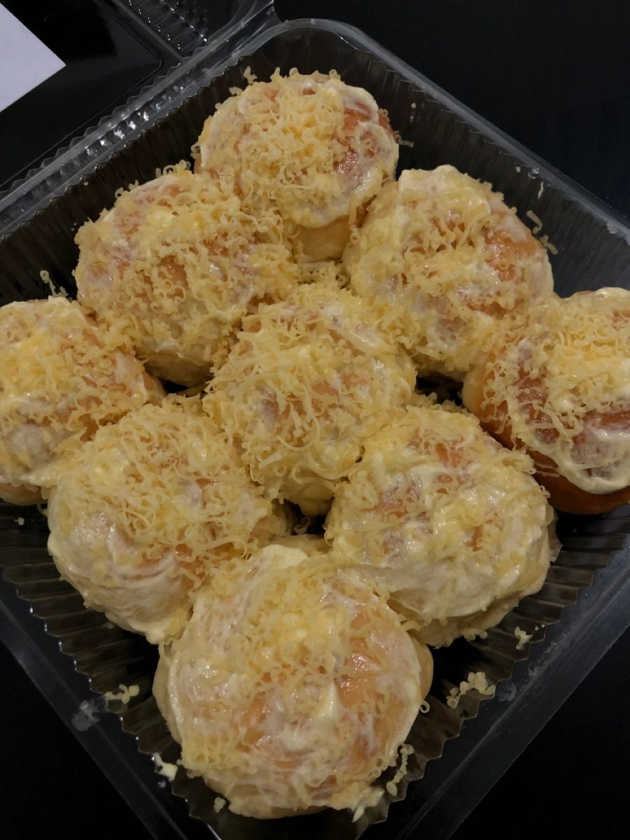 bleuwiny's tweet photo. pandesal                         or                            ensaymada https://t.co/S0gCgFj8hY