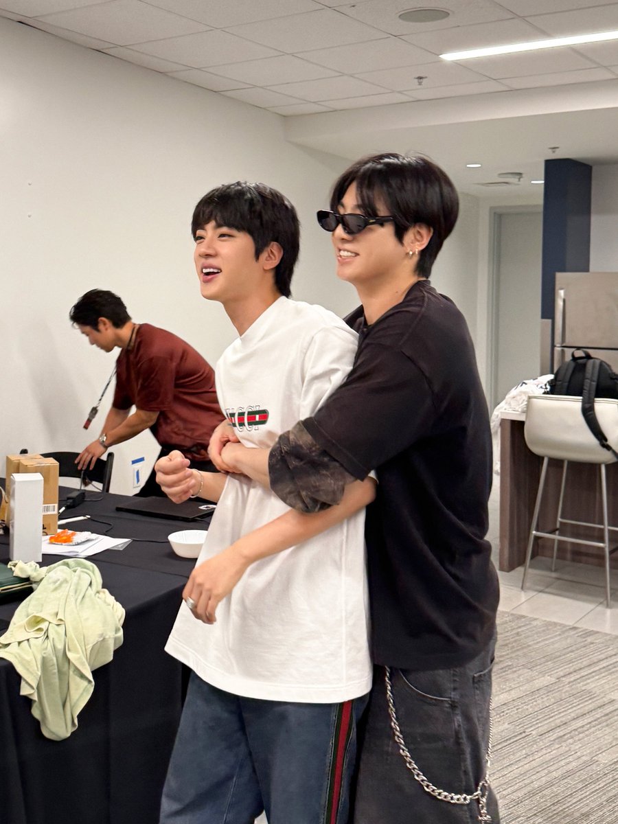 BTS_Trans's tweet photo. 260909 Big Hit's Instagram Post

Jin hyung's own bodyguard

Trans cr; Aditi @ bts-trans
© TAKE OUT WITH FULL CREDITS https://t.co/6T7SQ9yXPg