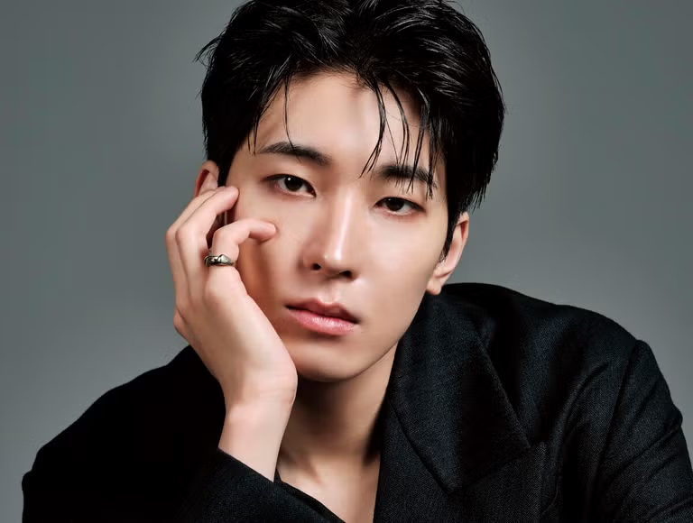 snowkhoshi's tweet photo. leo (leonardo) from bomg trot group and wonwoo from seventeen

i need them to take a picture together cause they look so alike that i’m starting to think they’re literally the same person https://t.co/UrhKNNN5pt