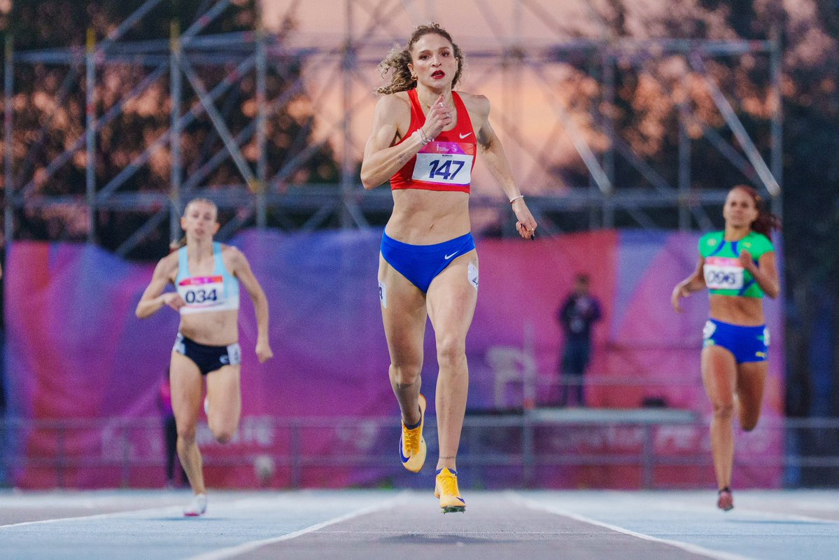 PanamSports's tweet photo. 🇨🇱 ¡HAZAÑA HISTÓRICA DE MARTINA WEIL EN LOS 400 M! 🏃‍♀️💨💥

La chilena Martina Weil se coronó campeona suramericana de los 400 metros planos con un tiempo de 50.45s, rompiendo el histórico récord que ostentaba su madre, Ximena Restrepo, desde hace 32 años.🥇🇨🇱👑

📺 Sigue todas las emociones de los Juegos Suramericanos EN VIVO por el Panam Sports Channel.

#Suramericanos2026 #PanamSports #panamsportschannel