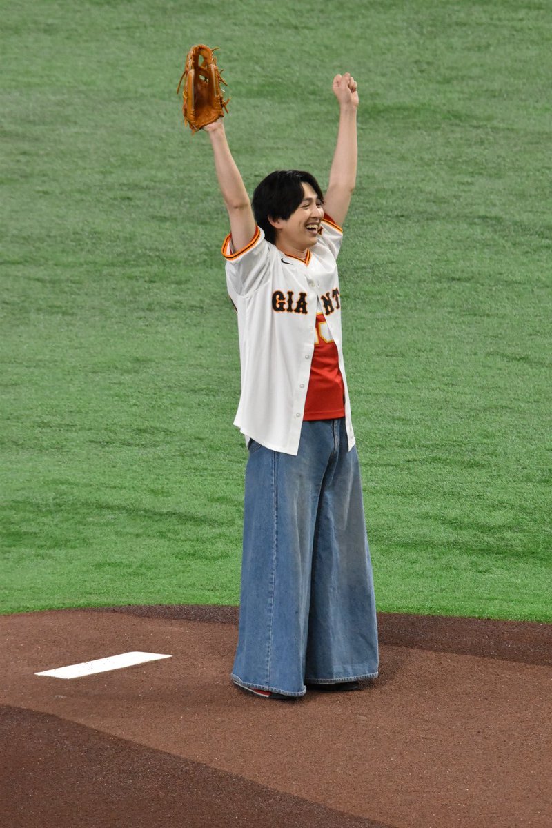 chonolson's tweet photo. 2026-09-19

サウスポーでした！

 #吉田仁人
 #MILK
 #始球式
 #GIANTS
 #読売ジャイアンツ
 #ジャイアンツ
 #巨人 https://t.co/0zTFRi0yfT