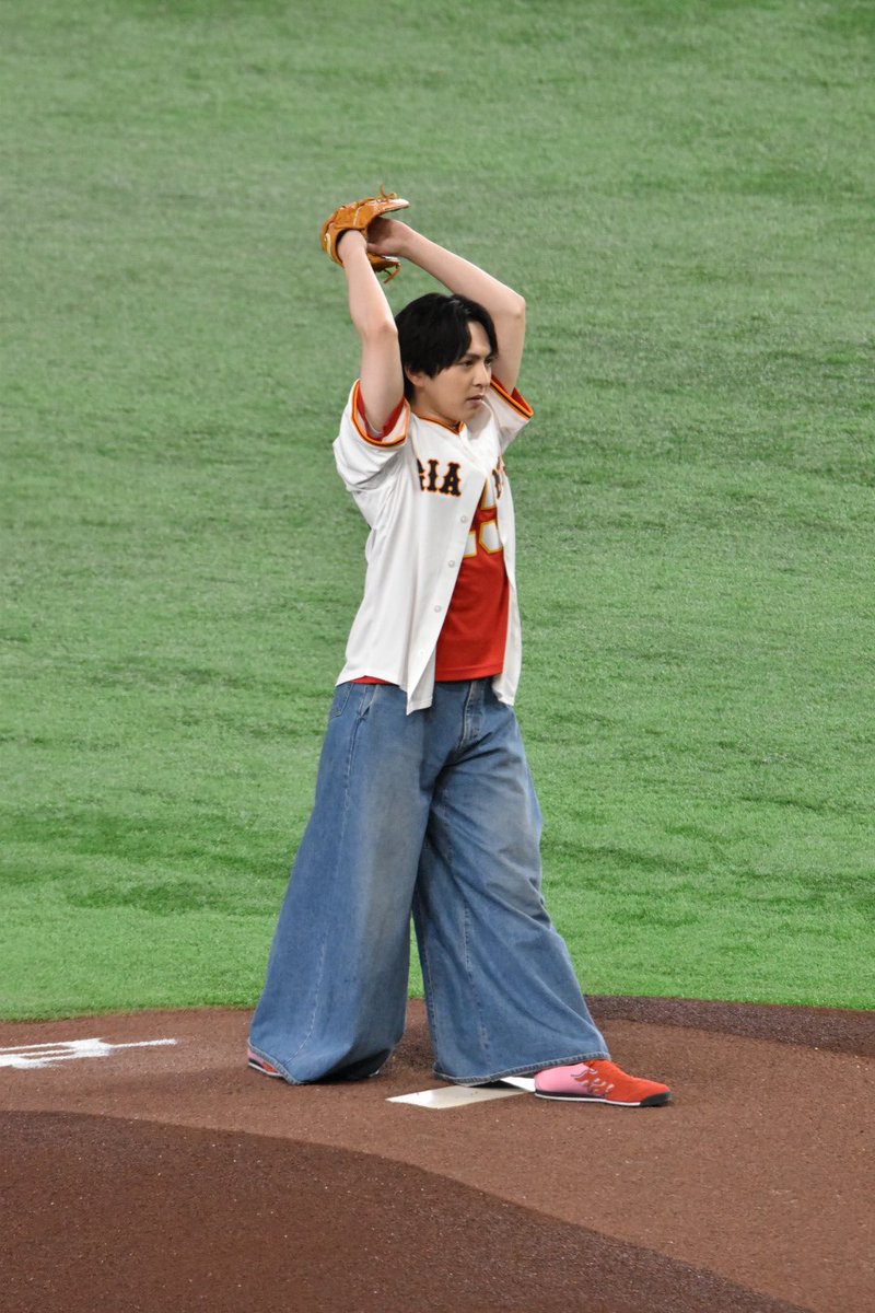 chonolson's tweet photo. 2026-09-19

サウスポーでした！

 #吉田仁人
 #MILK
 #始球式
 #GIANTS
 #読売ジャイアンツ
 #ジャイアンツ
 #巨人 https://t.co/0zTFRi0yfT