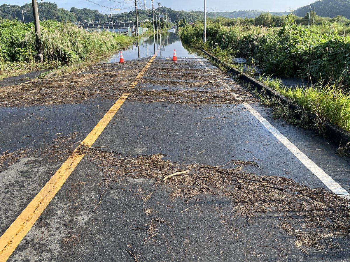 Kisa2Yu's tweet photo. 【9月24日（木）】
【通行止め規制】
『千葉県道4号線 神尾橋付近』

八千代市から印西市に抜ける主要道路。

9月24日 7時30分時現在、ある程度は水が引いたものの、まだ道路が冠水したままで通行止です。

うなぎの川五郎さんを挟んで、八千代市側と印西市側のそれぞれ交差点がいまだ通行止めとなっています。

始めから、違うルートを選択して出勤して下さい。

ご安全に！