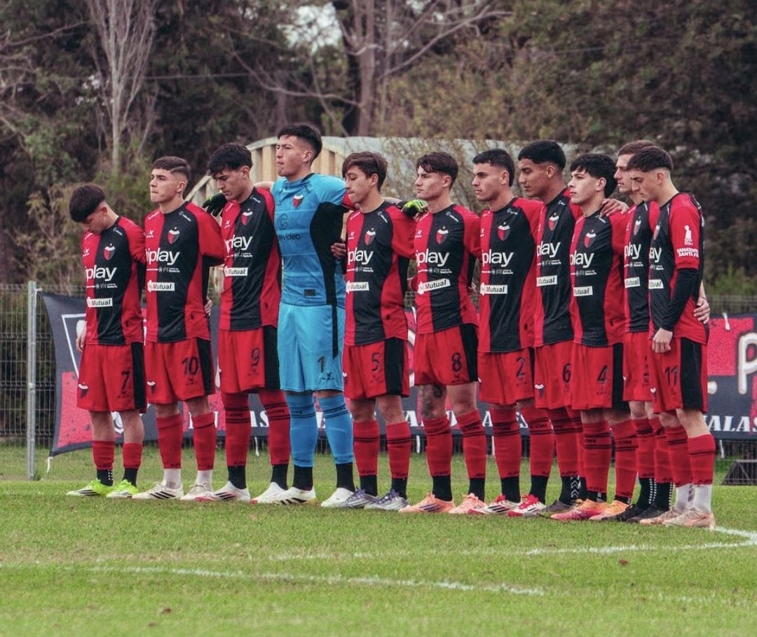GySilvi's tweet photo. #Colón | Miguel "Chueco" Robledo, DT de la Reserva en #RadioGol 🎙️:

"El proyecto de Colotto sería que cuatro o cinco chicos que están conmigo ya estén preparados para la pretemporada de primera del próximo año. Yo lo que vengo viendo y hablando con él, van a ser más los chicos… Yo estimo que entre ocho y diez chicos seguro van a estar para hacer la pretemporada con el plantel profesional".