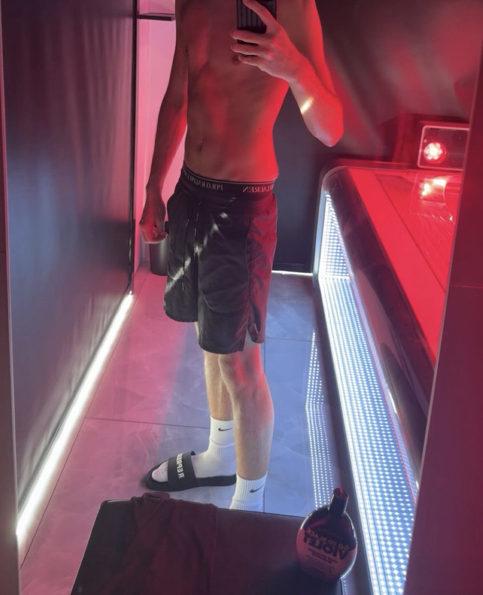 MasterJayden12's tweet photo. Bet your drooling over this ��
#gay #whitesocks #socksandsliders #findomm #cashking https://t.co/y6W2i5k0SR