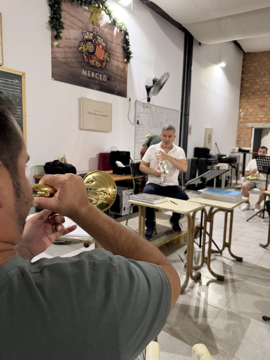BctMercedViso's tweet photo. Primera toma de contacto con nuestra nueva corneteria, de la mano de nuestro asesor musical, Vicente Moreno. 🎶
Una primera experiencia llena de ilusión y música con este nuevo instrumento que ya forma parte de nuestra banda. 🎺
#atumerced 💜 https://t.co/JJinr9gfgR
