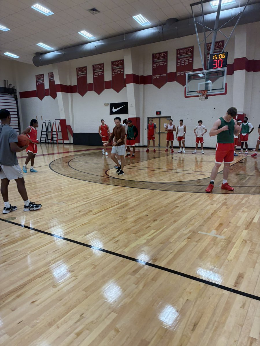 FriendsMBB's tweet photo. Another day of work. 💪
#talonsup https://t.co/qKZRu8Bzbh