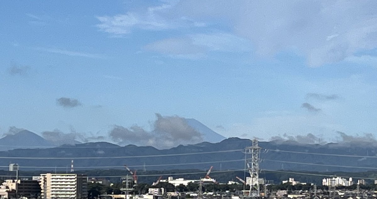 neo_asakin's tweet photo. おはよーございます。連休明けの富士山。半分雲のなか。ひとつ一つ丁寧にやっていきたい。頑張ろーぞ。今日もご安全に https://t.co/186qepiPhl