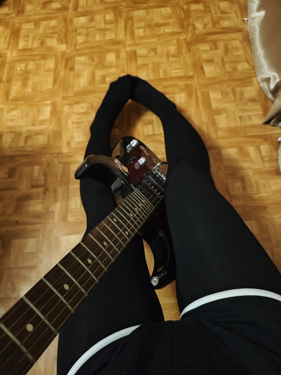 UsagiFem5's tweet photo. By the way, I play a little guitar, and I absolutely love metal music. 🤘🖤 #femboy https://t.co/MK3cREfqNq