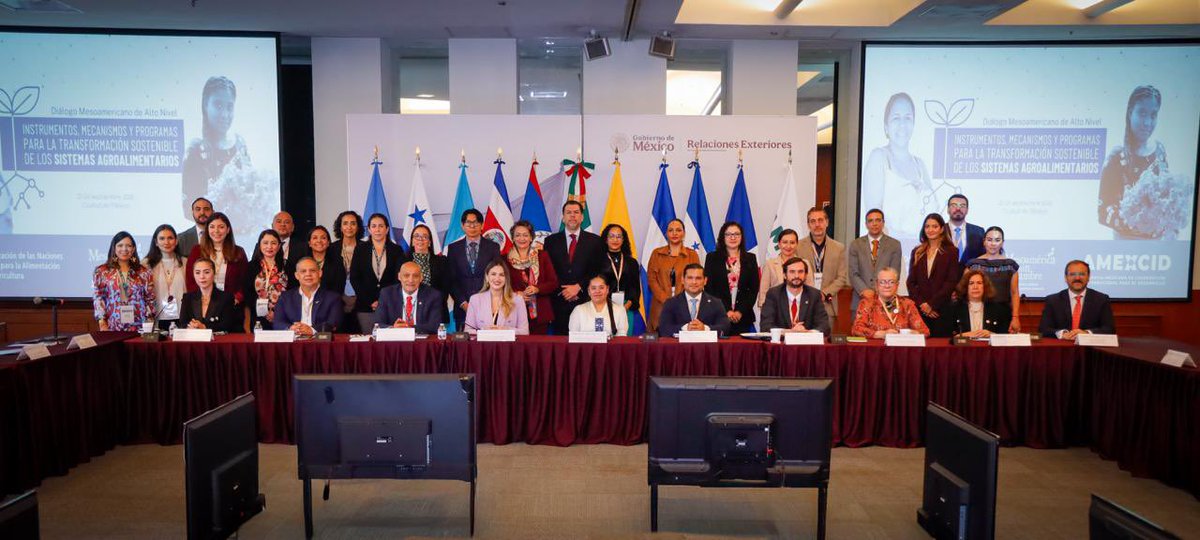 AMEXCID's tweet photo. 🌽 Hoy, Mesoamérica se sienta a la misma mesa. 🤝

🏛️ En la Secretaría de Relaciones Exteriores inició el Diálogo Mesoamericano de Alto Nivel, que reúne a autoridades de Colombia, Costa Rica, El Salvador, Guatemala, Honduras, Panamá, República Dominicana y México, junto con la FAO.

🌎 Nos une un propósito que no admite fronteras: transformar nuestros sistemas agroalimentarios para que nadie se quede atrás.

💬 Durante la primera jornada dialogamos sobre el programa Mesoamérica sin Hambre, los Frentes Parlamentarios contra el Hambre, el Observatorio del Derecho Humano a la Alimentación 🍽️ la participación de las juventudes en el futuro de la región, las guías alimentarias basadas en Sistemas Agroalimentarios y los Sistemas Importantes del Patrimonio Agrícola Mundial🌱

Porque la cooperación se cultiva entre todas y todos, y sus frutos se comparten. 🌾

📍 Ciudad de México | 📅 22 al 24 de septiembre

🤝 @AMEXCID · @FAO

#DiálogoMesoamericano #MesoaméricaSinHambre #CooperaciónInternacional #SeguridadAlimentaria #DerechoALaAlimentación
