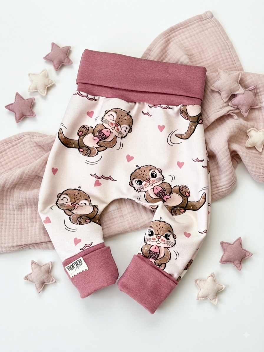 ViitorGoncalves's tweet photo. Mitwachshosen im Otterdesign in Gr. 62–116 wieder im Etsyshop verfügbar. Auch als Latzhose, Sweater oder Beanie erhältlich. Bei Interesse gern schreiben. Hosen von @romeoandnoir, Stoffdesign von @katzengold_designs. Werbung https://t.co/ff3qadYU11