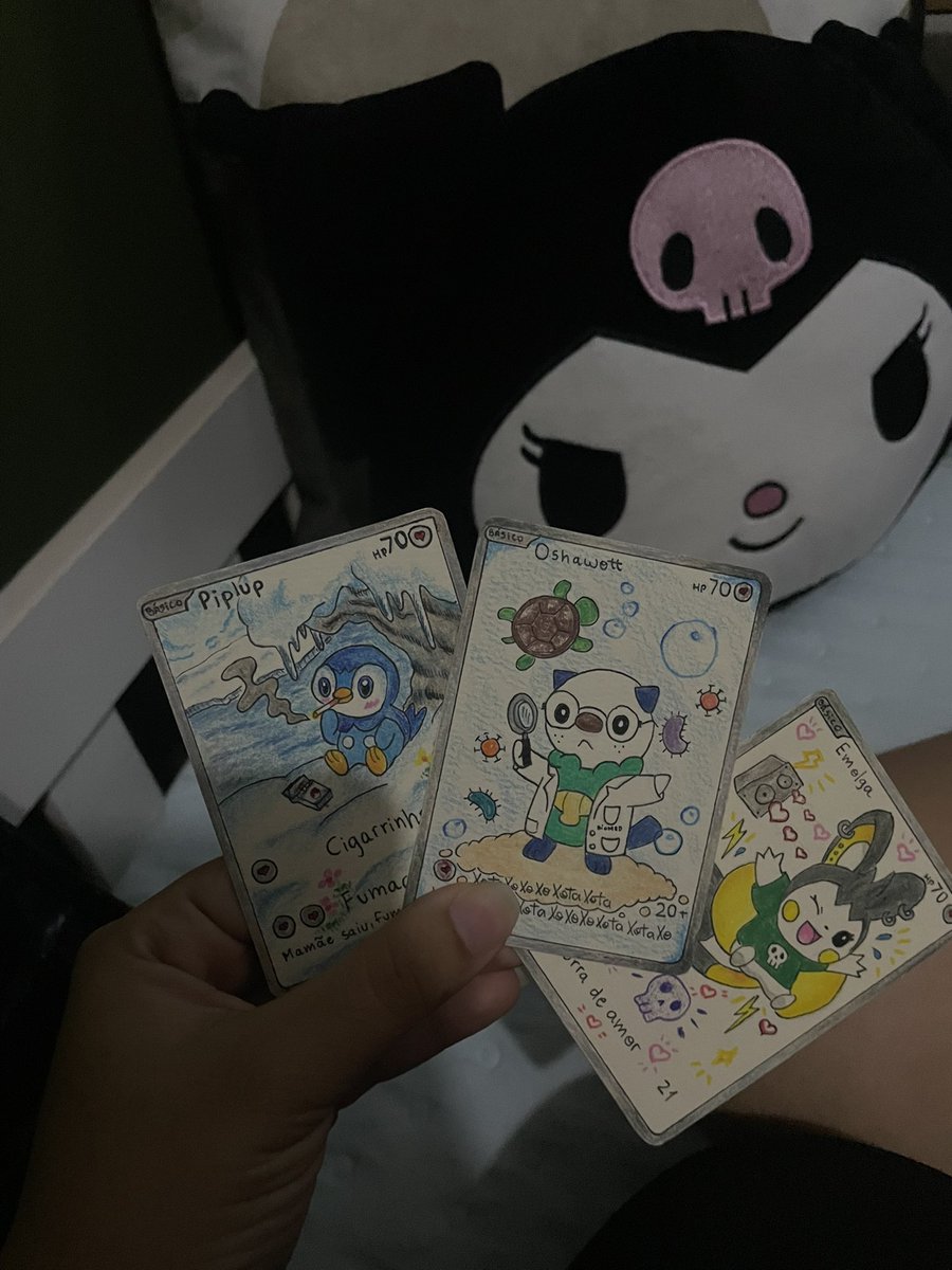 jzuytx's tweet photo. GENTE E A MINHA NAMORADA QUE FEZ CARTINHA DE POKEMON PERSONALIZADA PARA MIM FEITA A MÃO !!!!!!! eu amo tanto essa mulherrrrrrrr (ela desenhou os que se parecem comigo https://t.co/FD96LSnb50
