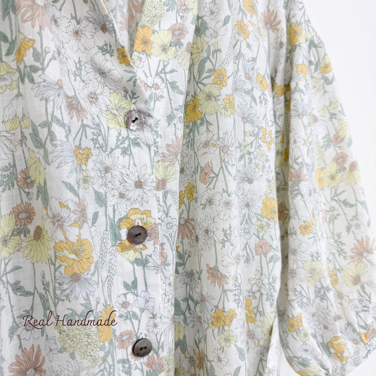 REALHANDMADE's tweet photo. やさしい色合いの花柄リネンで仕立てた「ドロップ羽織りチュニック」です🌼
ふんわり袖と花型のシェルボタンが大人可愛いポイント✨
ウエスト紐でシルエットを変えられ、羽織りにも重宝します。
詳細はツリーのリンクをチェックしてみてくださいね👇
#ハンドメイド服 #RealHandmade https://t.co/MjYdIBHhRx