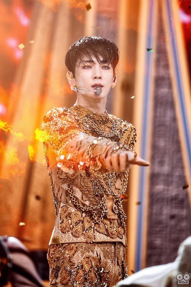 yourblinger's tweet photo. Thierry Mugler. this was my first thought during gasoline/hunter eras. So camp, so elaborate, all the metallic embellishments.
#BringKEYLANDtoEurope
#ProjectKEYLAND_EuropeCalling https://t.co/9p4t3ZzZy8