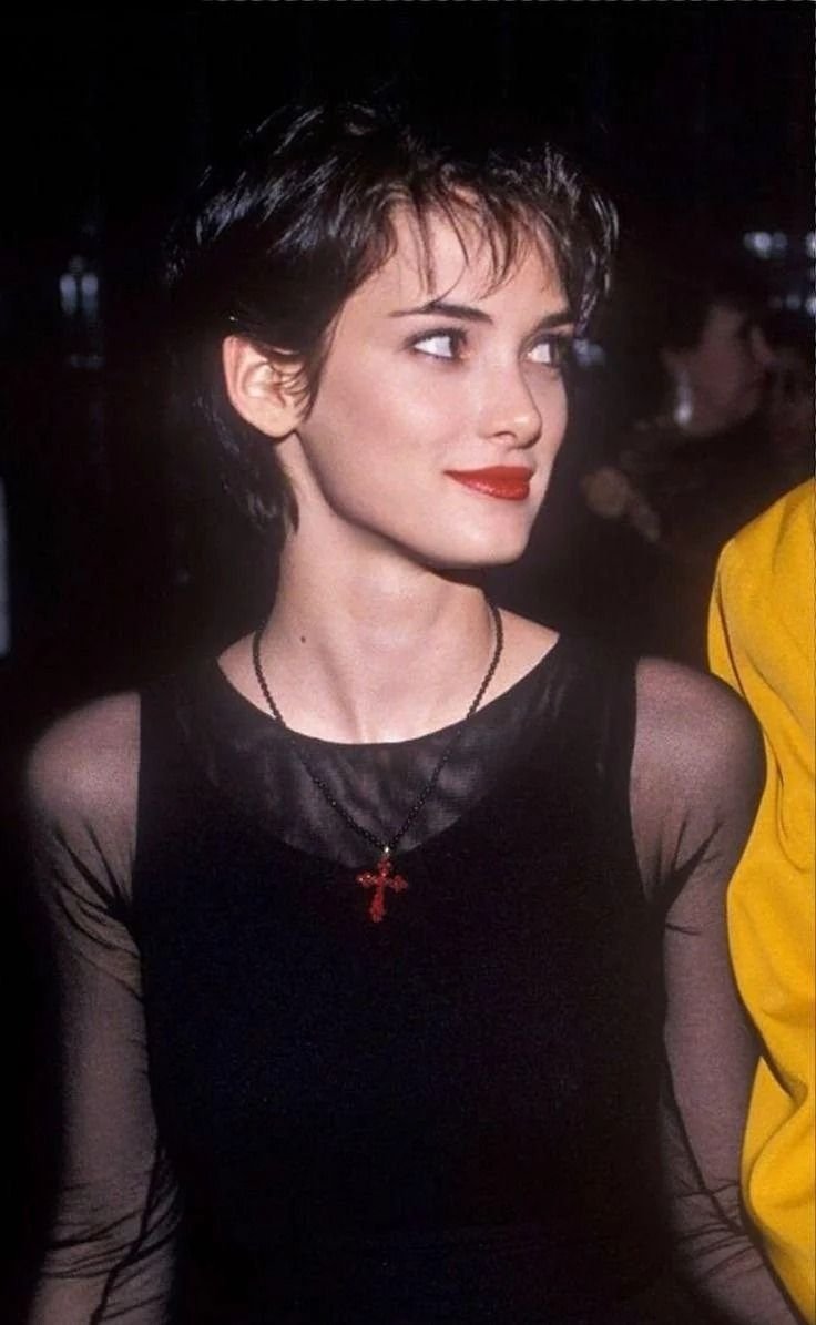 raspberrymaoam's tweet photo. winona thinspo <33333 HER WAIST UGH https://t.co/AGq4L5SG8l