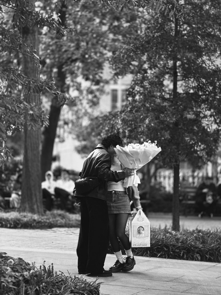 IAmJariJones's tweet photo. Love capturing these beautiful little moments🥹 Somebody gotta believe in love 😮‍💨 #NYC #Love #NYCMoment https://t.co/H9LTcQ2TQO