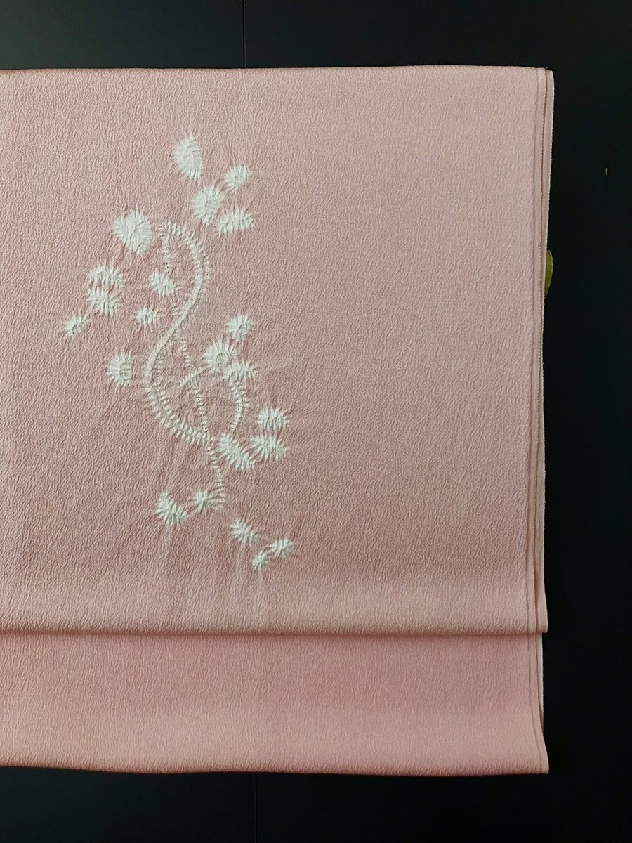 kobe_marutaya's tweet photo. ト音記号の模様を、やわらかなタッチの絞り染で表現しました。
絞り染名古屋帯『音符』
京都の手絞りで染め上げた名古屋帯です。 https://t.co/diw50w5sa7