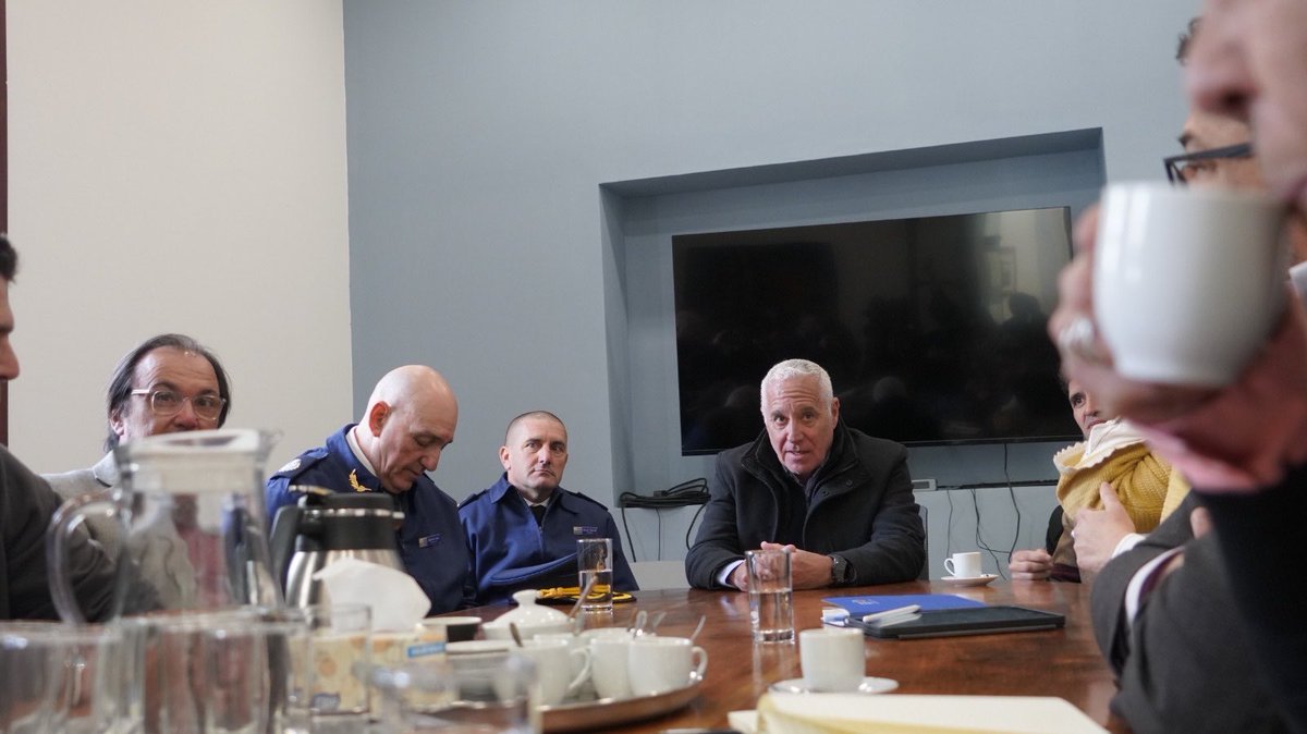 CNegro7's tweet photo. Mantuvimos una reunión con el Secretario de la Presidencia, la Ministra de Vivienda, el Intendente y el Jefe de Policía de Durazno, y representantes nacionales. 

Avanzamos en el trabajo articulado que venimos realizando en el marco de la implementación del plan Más Barrio en el departamento. 

La coordinación es un aspecto fundamental para brindar respuestas adecuadas a las necesidades de la población.