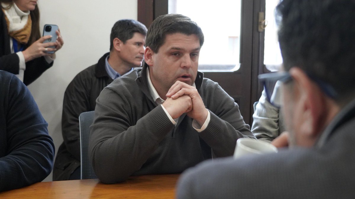 CNegro7's tweet photo. Mantuvimos una reunión con el Secretario de la Presidencia, la Ministra de Vivienda, el Intendente y el Jefe de Policía de Durazno, y representantes nacionales. 

Avanzamos en el trabajo articulado que venimos realizando en el marco de la implementación del plan Más Barrio en el departamento. 

La coordinación es un aspecto fundamental para brindar respuestas adecuadas a las necesidades de la población.