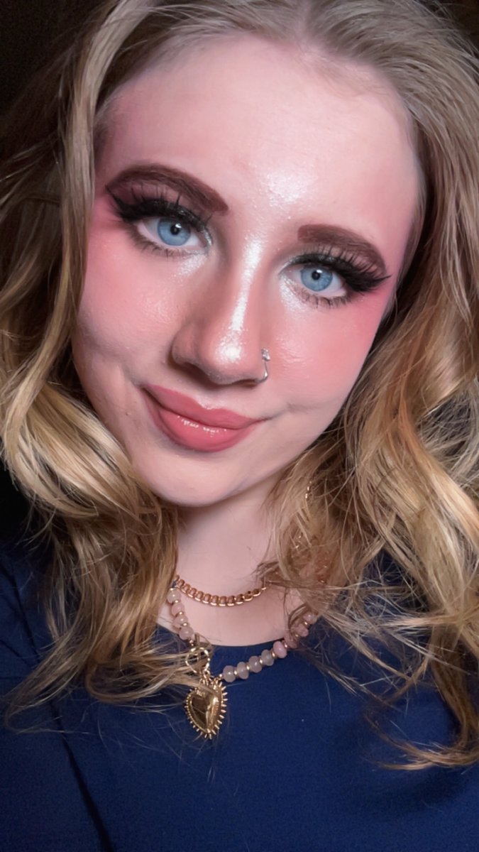 turney_sophia's tweet photo. ✨Just me + good lighting
Selfie dump energy 🎀 Caught in my selfie era 💋 Gloss, lashes & a little confidence ✨ Serving selfie energy#Selfie #Selfie #SnapchatVibes #Beauty #SelfieEra #FeelingCute #PhotoDump #GoodLighting #GlamLook https://t.co/hocGZ3Z7Ai