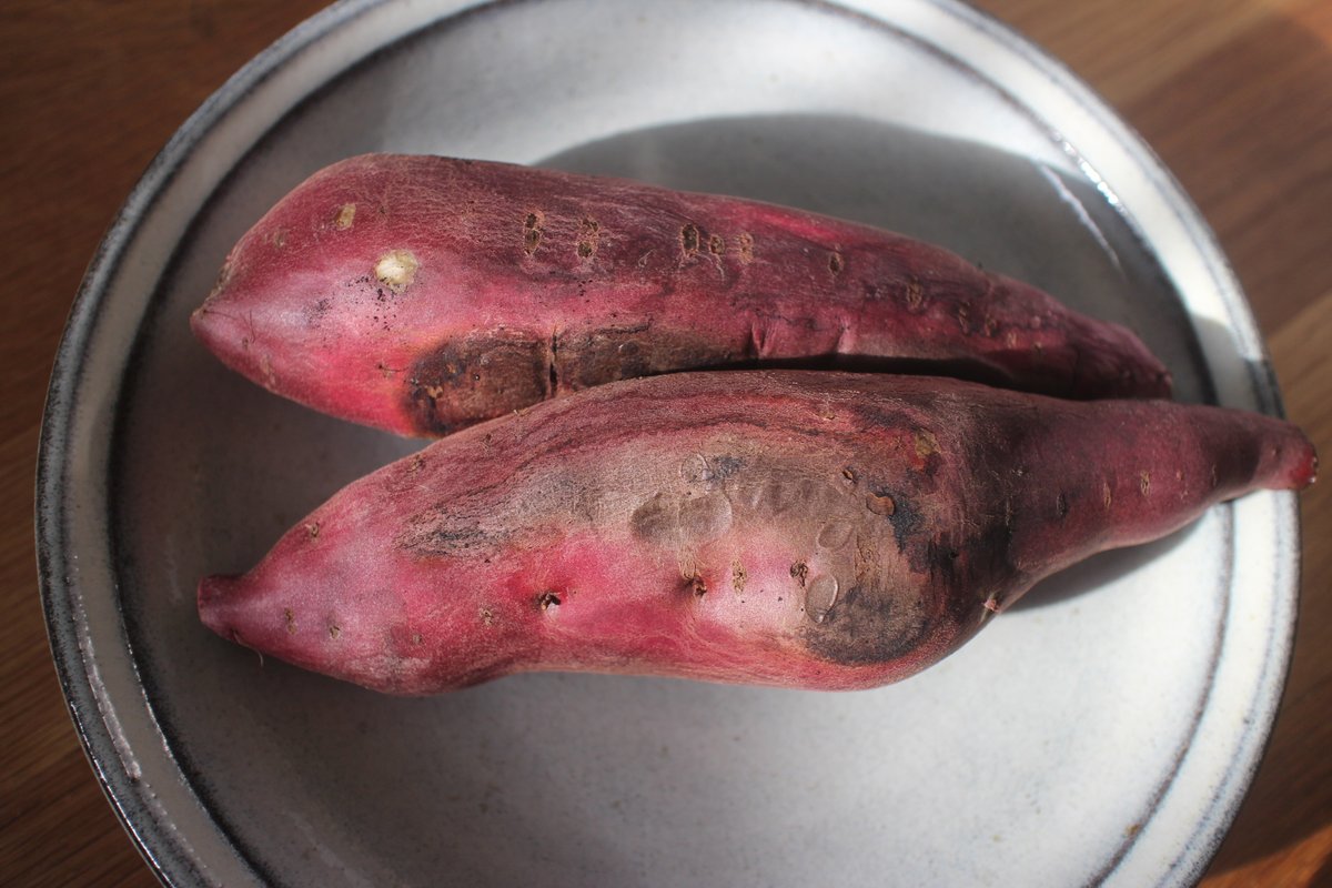 446r's tweet photo. 芋焼いた #焼き芋 #鳴門金時 #ほくほくしたもの https://t.co/oJ41xZYU2x
