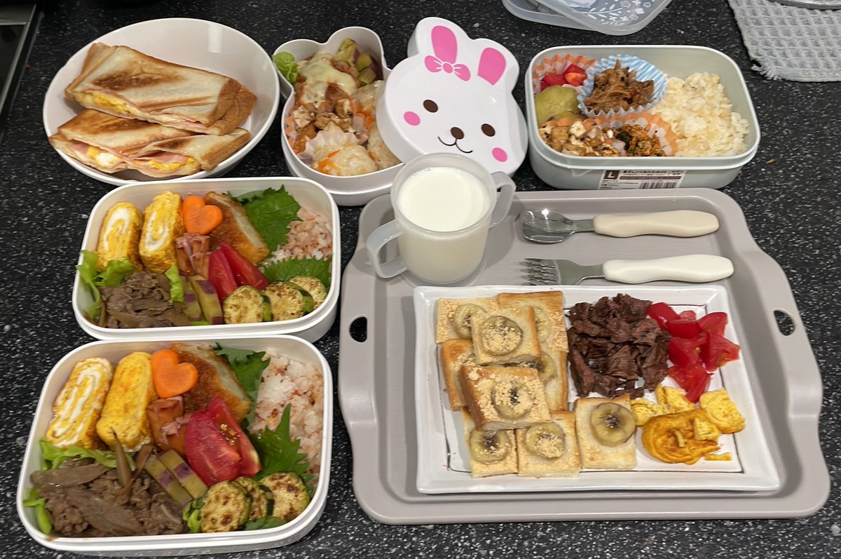 otbkblack's tweet photo. 今日の夫が作る妻と子どもの朝ごはん＆私と妻の昼のお弁当＆子どもの昼と夜の幼児食お弁当〜。子どものハンバーグはニンジンとピーマンをみじん切りにして混ぜてます。騙されて食います。
#お弁当　#お弁当記録　#お弁当日記　#幼児食　#育児 https://t.co/ftoBLCEk9f