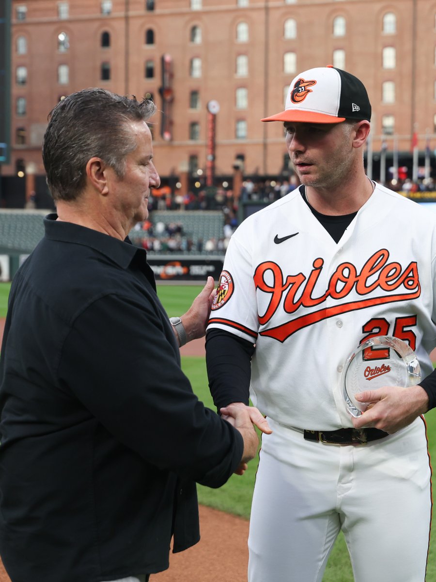 Orioles's tweet photo. Pete Alonso accepted the 2026 Louis M. Hatter Most Valuable Oriole Award before tonight's game against the Blue Jays 👏 https://t.co/pUJzMRg5Ne